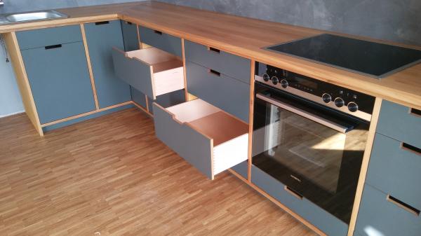 Küchenzeile in Holzart Eiche, Fronten mit Desktop Linoleum Farbton Pewter