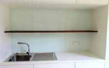Schwebendes Nussbaumboard in Küchennische ohne sichtbare Befestigung